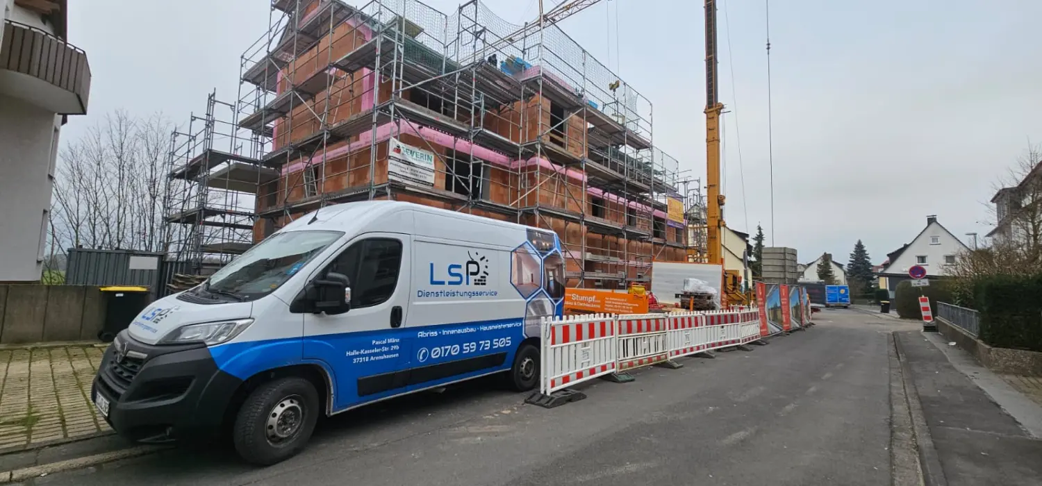 LSP Dienstleistungsservice - Firmenwagen in der Nähe der Baustelle 